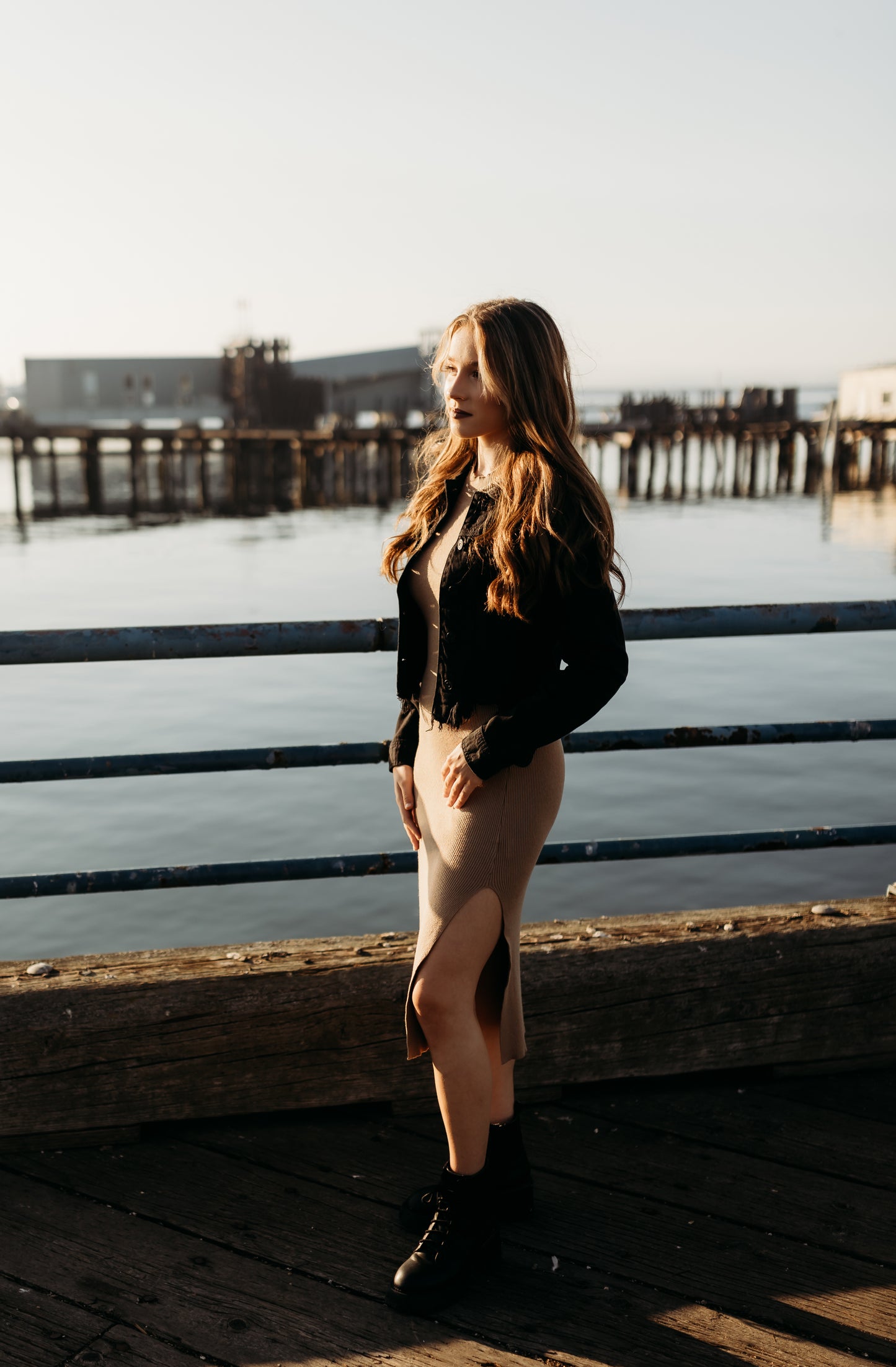 BLACK FRAYED BOTTOM FITTED JACKET