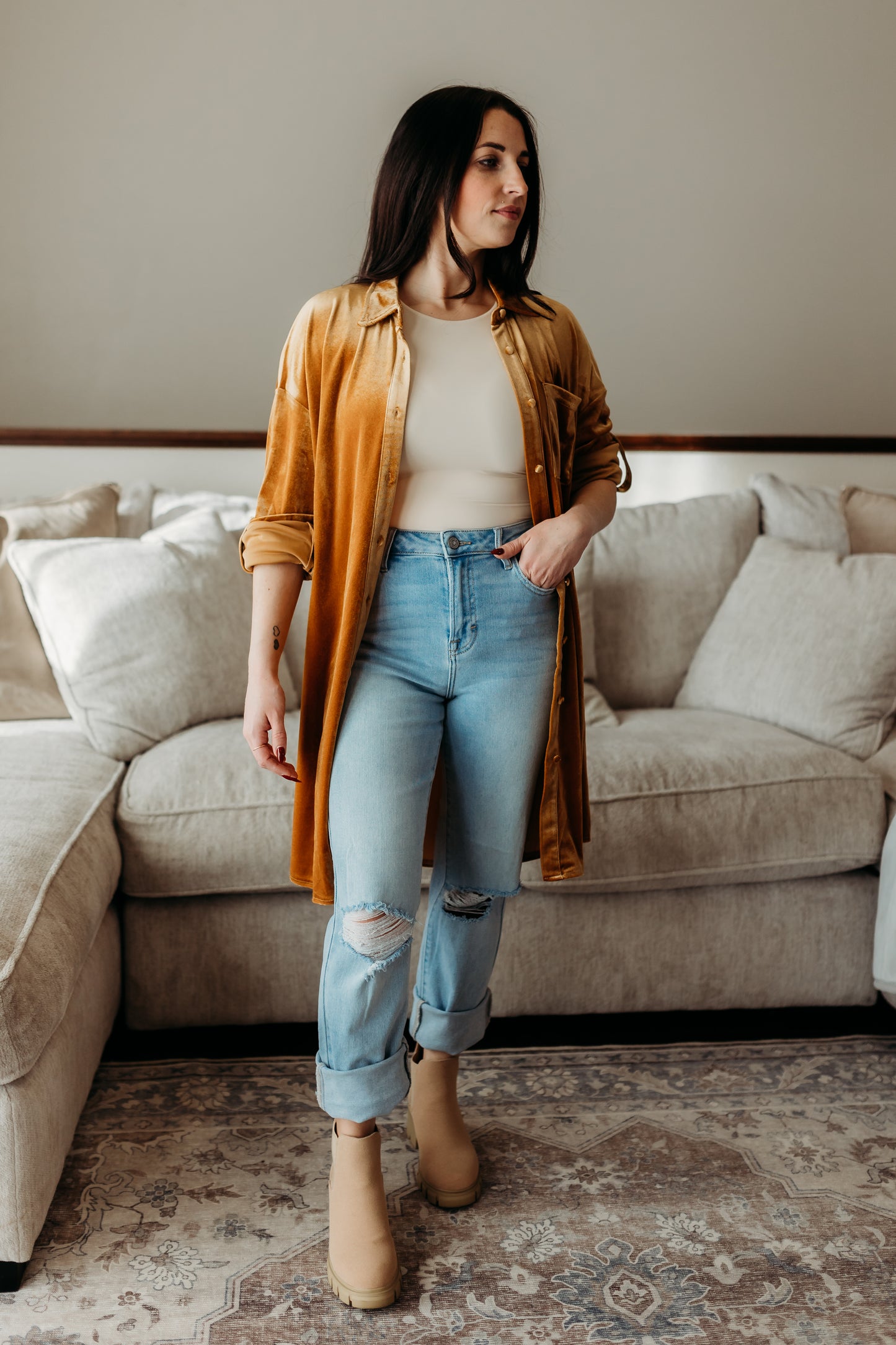 DISTRESSED STRETCH STRAIGHT DENIM
