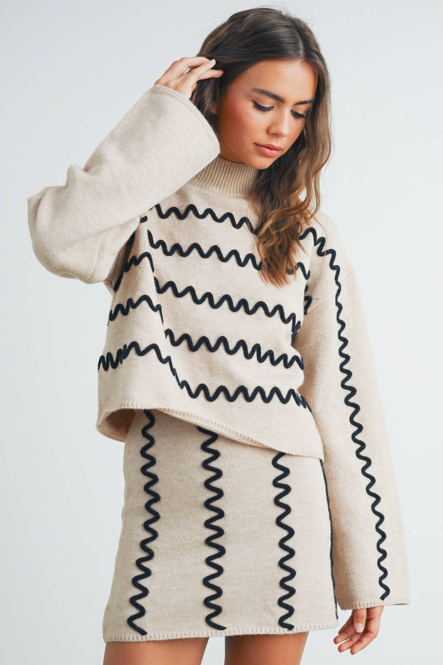 WAVY STRIPE TURTLENECK SWEATER: OAT