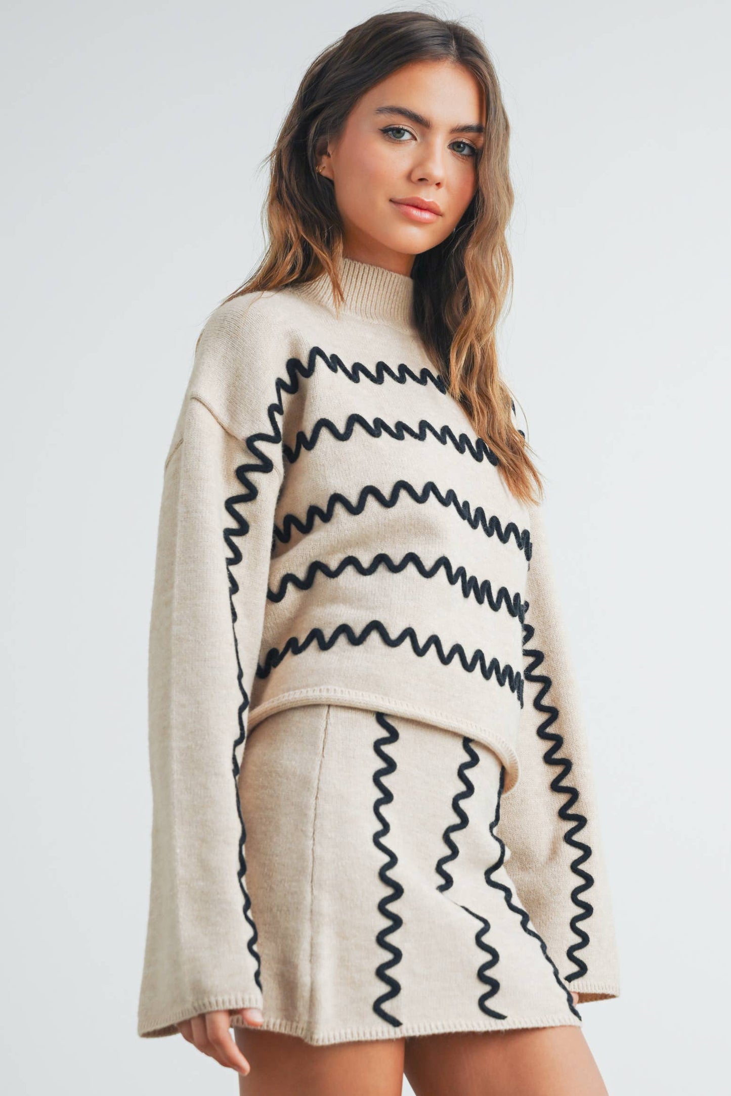 WAVY STRIPE TURTLENECK SWEATER: OAT